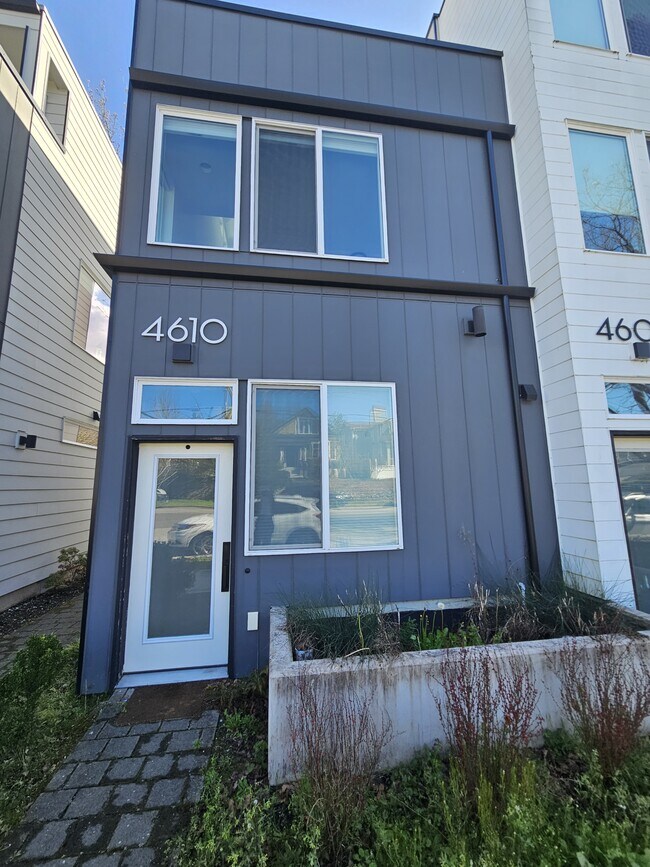 Foto del edificio - 4610 Woodland Park Ave N