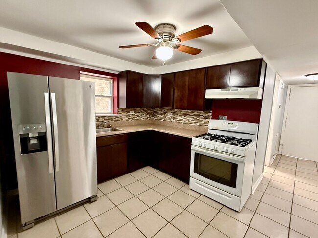 Foto del edificio - Bright & Airy 2BR Garden Unit | Parking In...