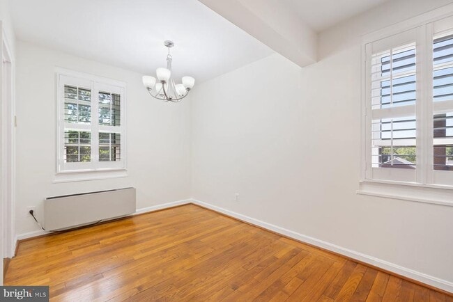 Foto del edificio - 4822 Chevy Chase Dr