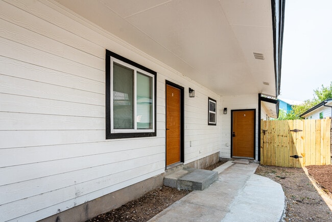 Building Photo - 1142 Mansell Ave