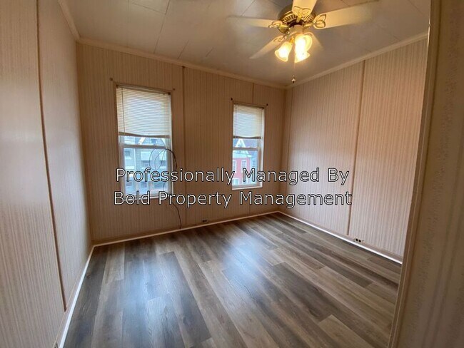 Foto del edificio - Three bedroom 1 bath single