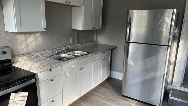 Building Photo - 202 S Maple St