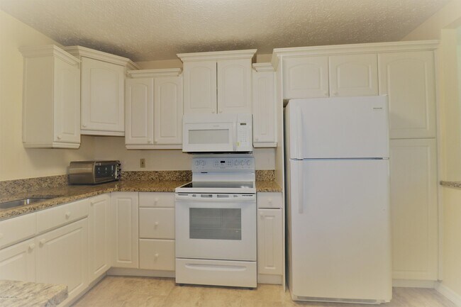 Building Photo - 2119 Bourget Dr