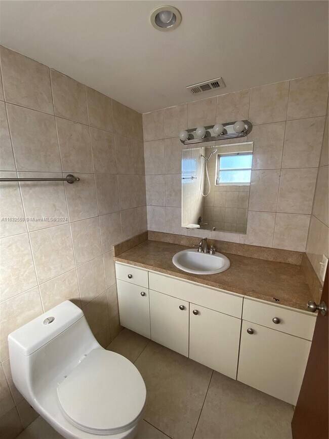 Foto del edificio - 1855 W 60th St