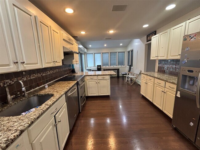 Foto del edificio - 162 Birchwood Park Dr