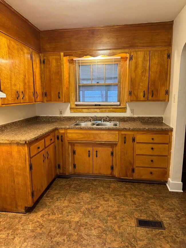 Building Photo - Large 2 Bedroom Home with Bonus Rooms!