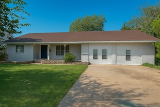 Building Photo - 1204 NW Fort Sill Blvd