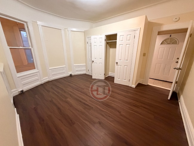 Foto del edificio - 853 Van Nest Ave