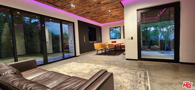Foto del edificio - 546 Westbourne Dr