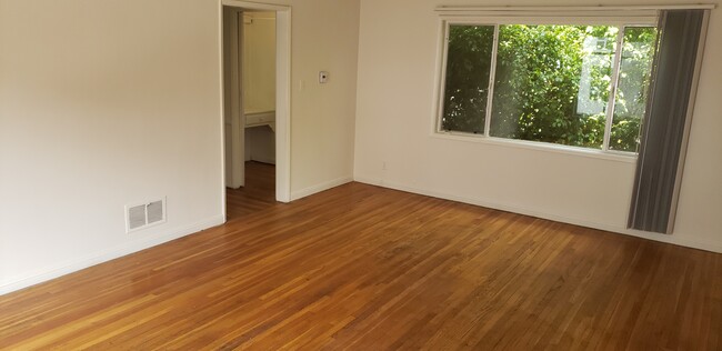 Building Photo - 714 Levering Ave