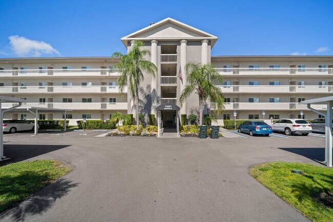 Foto del edificio - Stunning 2 beds 2 baths condo with lake view in Fort Myers