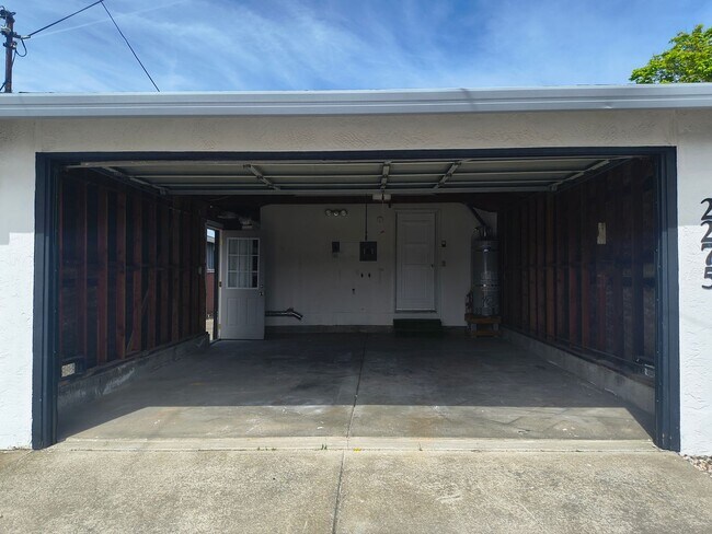 Foto del edificio - 3BED/2BATH Single Family Home Located in Desirable San Pablo, Ca. With Beautiful Ocean Front View!!