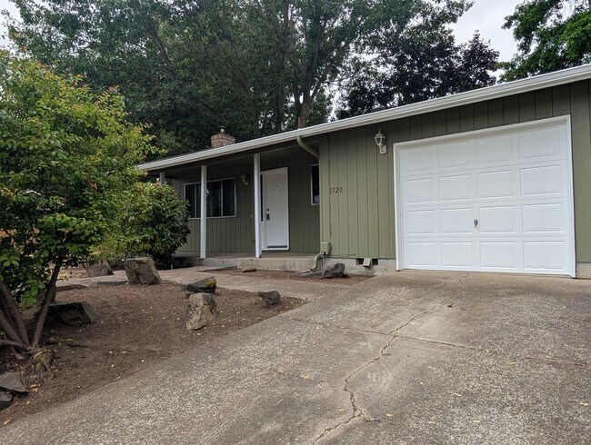Building Photo - 3-bedroom, 1-Bath Duplex On a Corner Lot In The Bethel Area