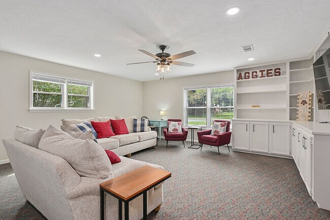 Building Photo - 1909 Langford St