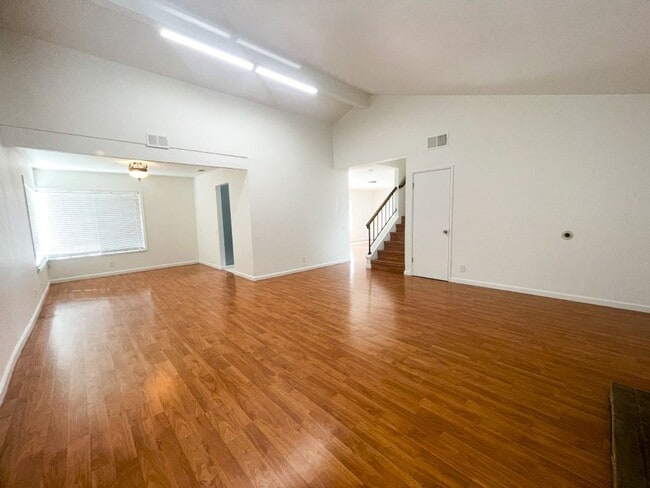 Building Photo - Cozy & Comfy 4-bedroom 2.5-bathroom home l...