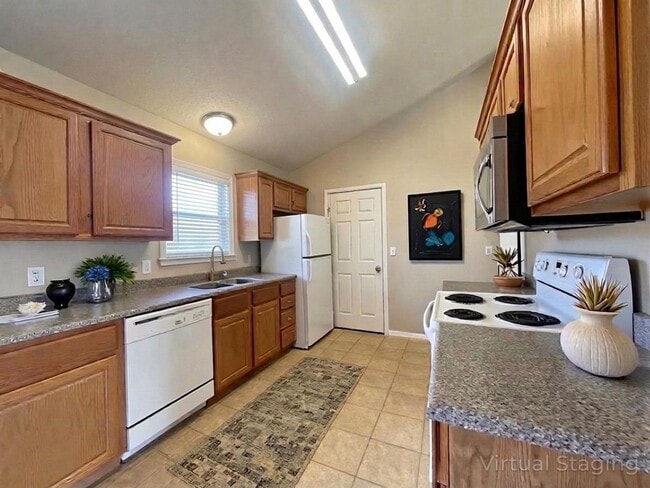 Building Photo - Beautifully Updated 3-Bedroom Home with Bonus Room/Office & 3 Baths- 2 Car Garage in Branson MO