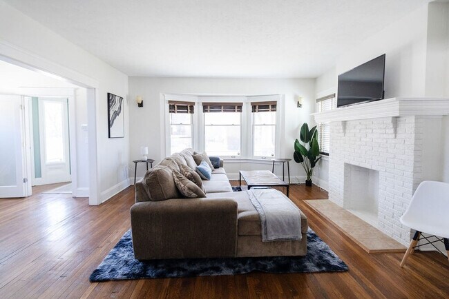 Building Photo - 1501 E 105th St