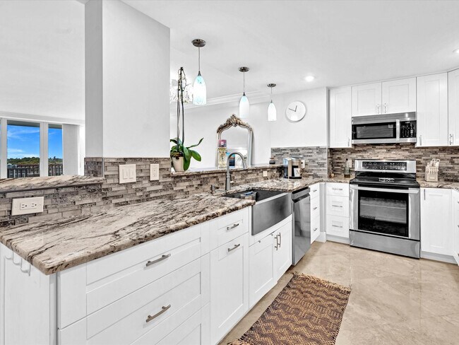 Building Photo - 1150 Hillsboro Mile