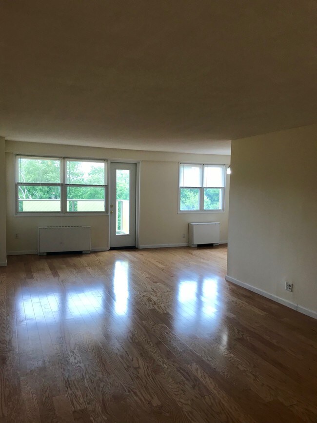 2600 Park Ave Unit 7J, Bridgeport, CT 06604 Room for Rent in