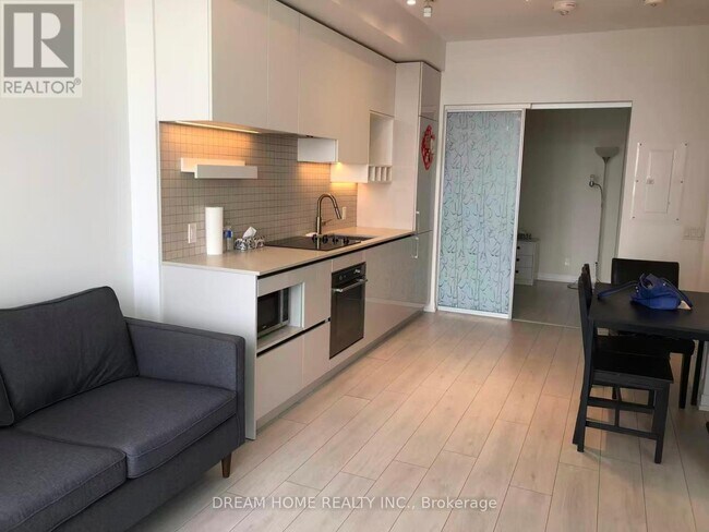 Photo du bâtiment - 898 Portage Pkwy