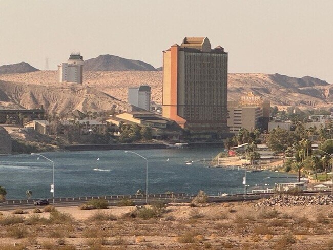 Foto del edificio - 3BR 3BA Townhome-Best view of the River & Laughlin Casino Skyline