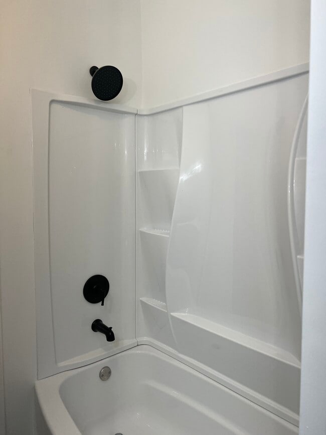 Tub/shower - 4437 Greene St