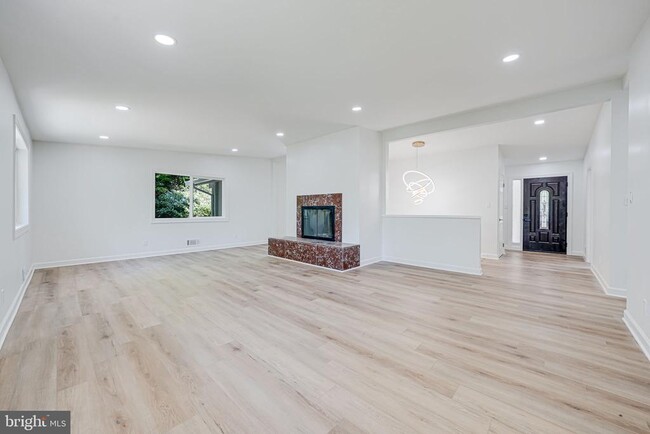Building Photo - 866 Canal Dr