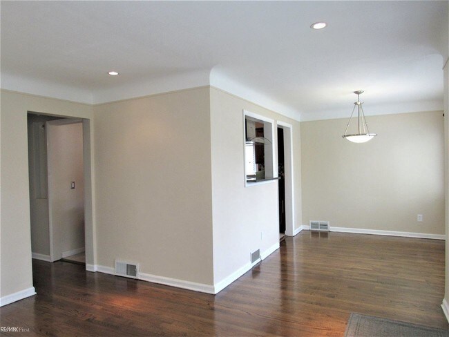 Building Photo - 1111 Longfellow Ave