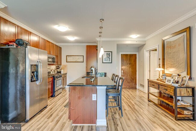Foto del edificio - 6301 Edsall Rd