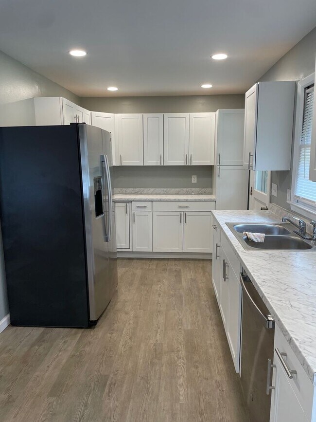 Foto del edificio - NEWLY RENOVATED 2 BED, 2 BATH HOME WITH GA...