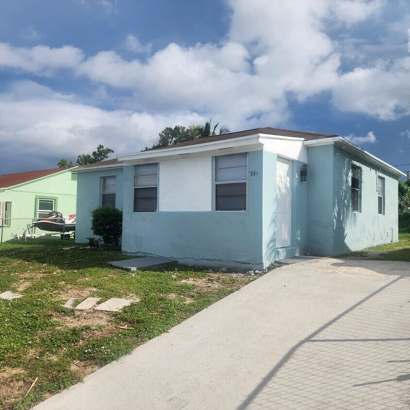 Front of house - 741 W 3rd St