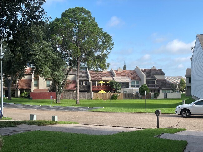 Foto del edificio - 12315 Glenview Dr