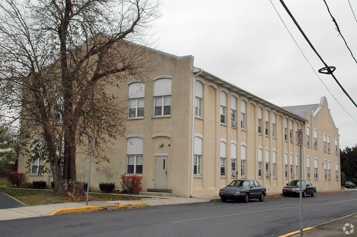 Foto del edificio - Newport Avenue Apartments