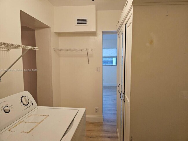 Building Photo - 2 bedroom in Hollywood FL 33021