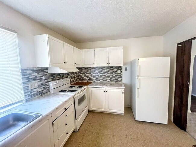 Building Photo - Charming 3-Bedroom Ranch with Fenced Yard ...