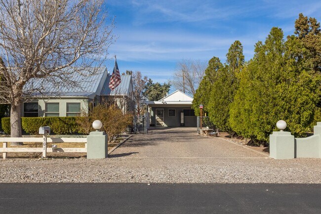 Foto del edificio - 501 El Paraiso Rd NW