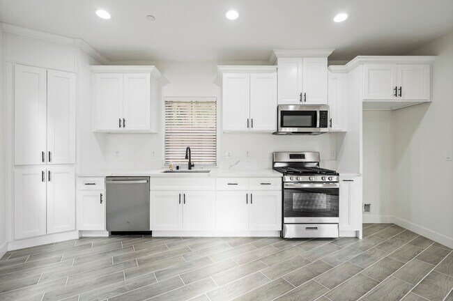 Building Photo - 915 E Central Ave