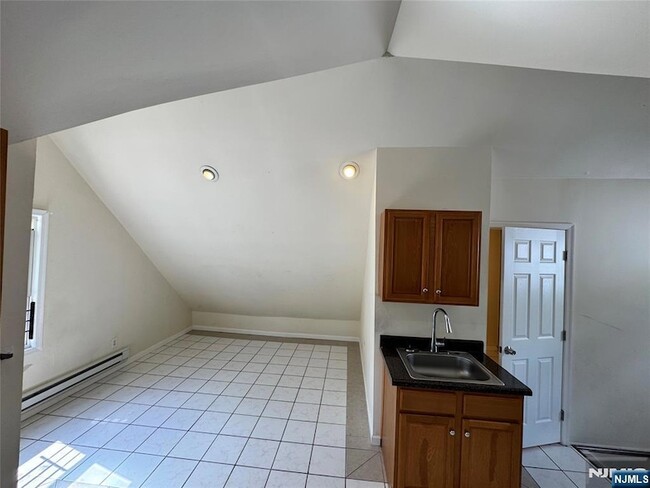 Building Photo - 163 Linden Ave