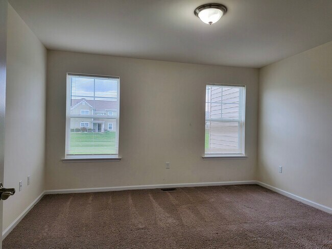 Foto del edificio - 15 Rollins Ln