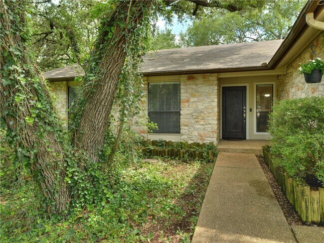 Building Photo - 4901 Summerset Trail
