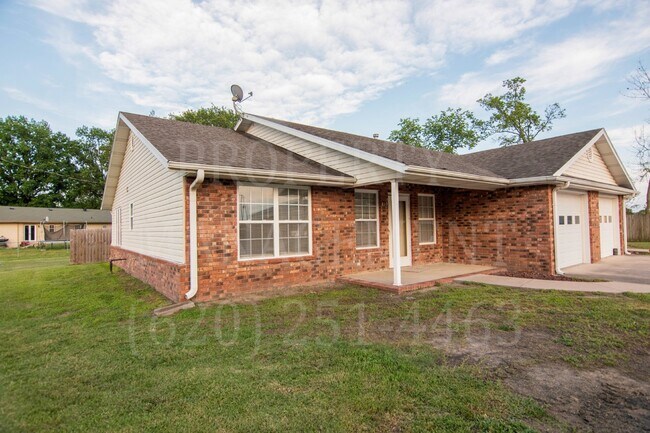 Building Photo - 2 Bedroom 2 Bath