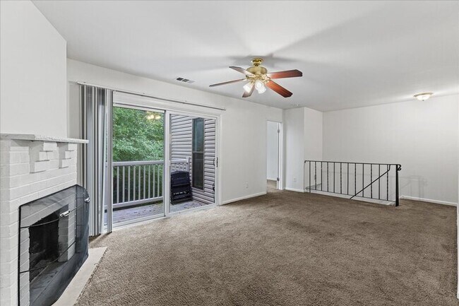 Building Photo - 703 Camelback Ct