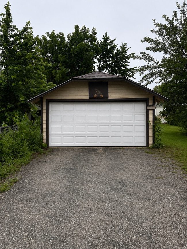 Building Photo - 1354 E Losey St
