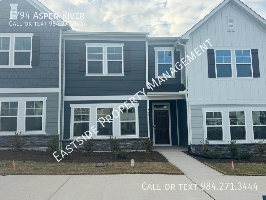 Foto principal - New Two-story Townhome! Tons of amenities!...