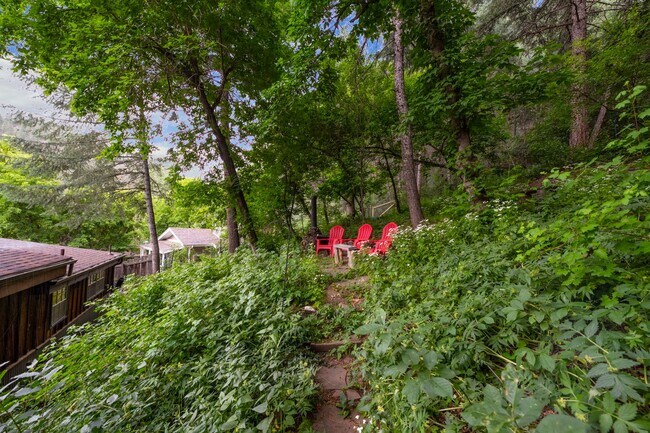 Building Photo - 2 Bedroom 1 Bath Home Next To Boulder Creek!