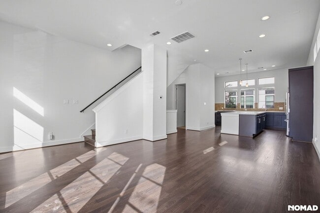 Building Photo - 1706 Alamo St