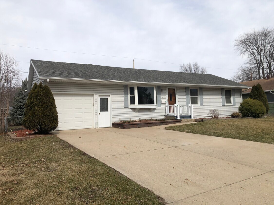 1924 Barret St, Burlington, IA 52601 House Rental in Burlington, IA