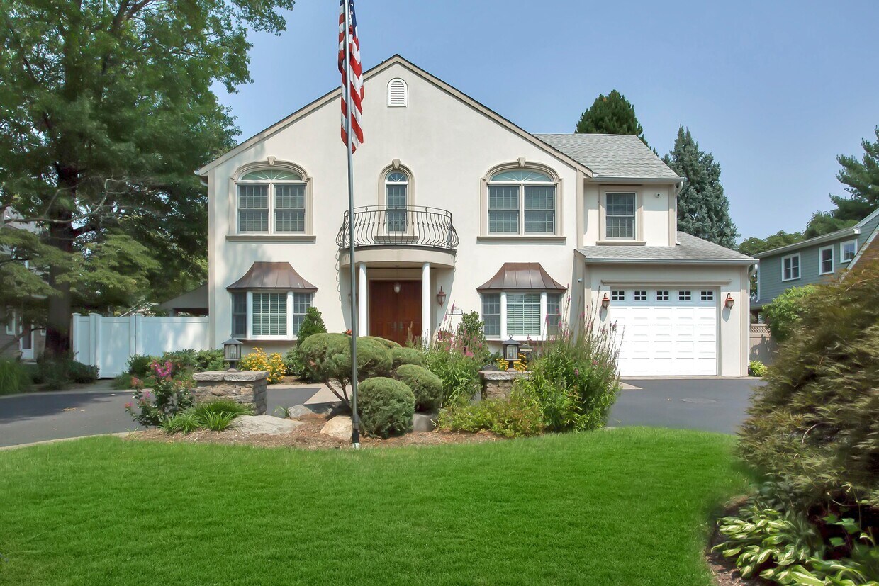 Primary Photo - 183 Manhasset Ave