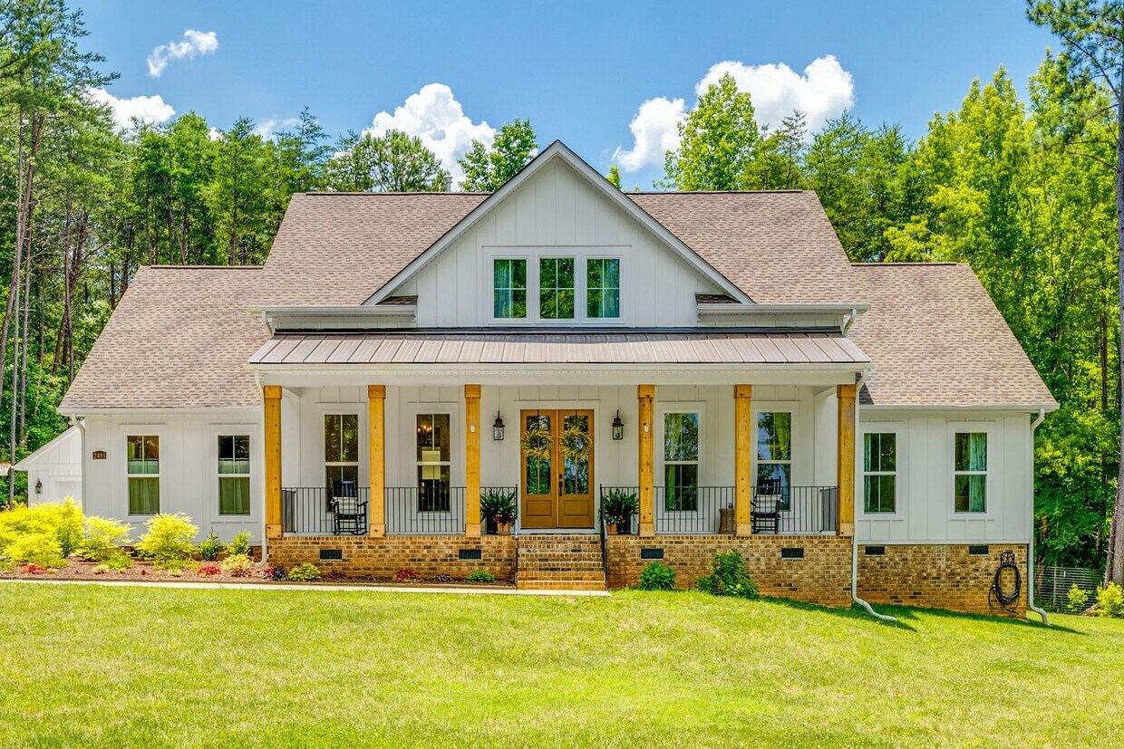Primary Photo - Gorgeous 4 bedroom 3.5 bath on 6+ acres in...