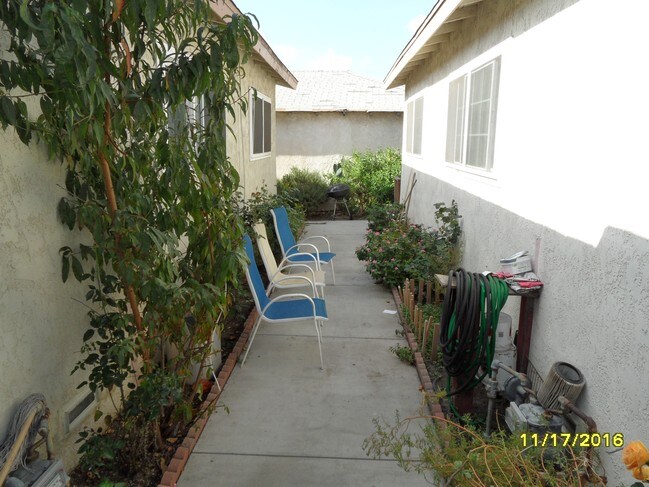 Building Photo - 10521 S Grevillea Ave